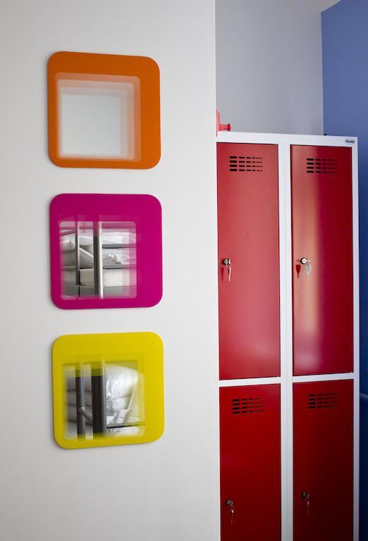 Łóżko w żeńskim pokoju wieloosobowym z 4 łóżkami i łazienką